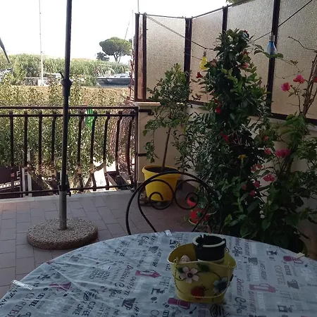 A Santy's House 1piano-no Lift-shuttle A Pagamento-raggiungibile A Piedi Aeroporto-fermata Bus Fiera Di Roma A 3 Minuti-air Condiz Ed Extra Bed For A Fee A Pagamento Fiumicino
