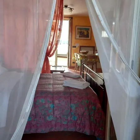 A Santy's House 1piano-no Lift-shuttle A Pagamento-raggiungibile A Piedi Aeroporto-fermata Bus Fiera Di Roma A 3 Minuti-air Condiz Ed Extra Bed For A Fee A Pagamento Appartamento *