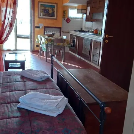 Appartamento A Santy's House 1piano-no Lift-shuttle A Pagamento-raggiungibile A Piedi Aeroporto-fermata Bus Fiera Di Roma A 3 Minuti-air Condiz Ed Extra Bed For A Fee A Pagamento