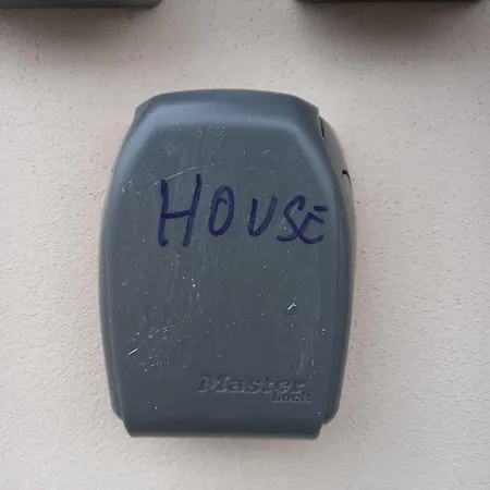 Appartamento A Santy's House 1piano-no Lift-shuttle A Pagamento-raggiungibile A Piedi Aeroporto-fermata Bus Fiera Di Roma A 3 Minuti-air Condiz Ed Extra Bed For A Fee A Pagamento