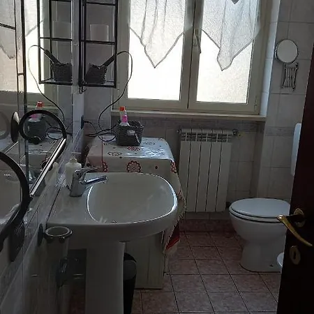A Santy's House: Rome Budget Apartment