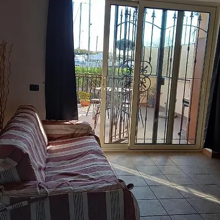 A Santy's House: Rome Budget Apartment