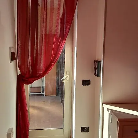 A Santy's House: Rome Budget Apartment Fiumicino